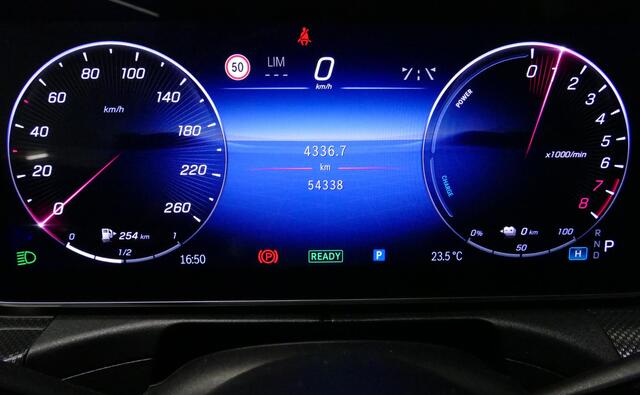 Mercedes-Benz C-KLASSE Estate 300 e AMG Line / C63S AMG Diffuser / Panamericana Grill / Panoramadak / Elektr. verstelbare voorstoelen (memory) / Digital Light / Ambienteverlichting / Stoelverwarming / Rondomzichtcamera / Luchtvering met niveauregeling (achteras) / Apple Carplay