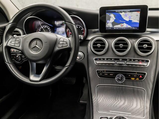 Mercedes-Benz C-KLASSE Estate 350 e Deluxe 279Pk Automaat (NAVIGATIE, CAMERA, LUCHTVERING, ADAPTIVE CRUISE, LEDER, ELEK SPORTSTOELEN, STOELVERWARMING, KEYLESS START, GETINT GLAS, NIEUWE APK, NIEUWSTAAT)