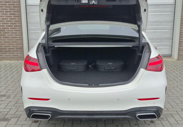 Mercedes-Benz C-KLASSE 300 e AMG Line | Panoramadak | Trekhaak |