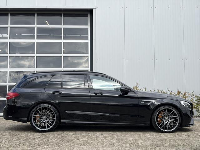 Mercedes-Benz C-KLASSE Estate AMG 63 510pk | Milltek Exhaust | Burmester Audio | Elektrisch glazen panorama-dak | Head-up display | Navigatiesysteem full map | Voorstoelen verwarmd | Prachtig Exemplaar!