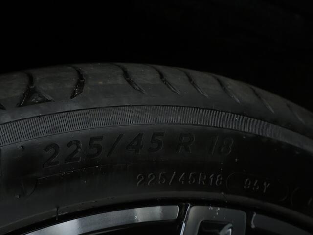 Mercedes-Benz C-KLASSE 300 e AMG Nightpakket | Panorama Dak | Memory | Dode Hoek Ass | 360 gr Camera | Stuur- en Stoelverwarming | Sfeerverlichting | Inclusief 24 maanden MB Certified garantie voor Europa.