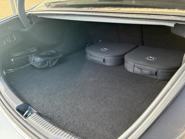 Mercedes-Benz C-KLASSE 300 e | AMG Line | Panoramadak | Trekhaak | Premium Plus | Night Pakket | Winter Pakket | Elektrisch Verstelbare Stoelen + Memory | Head-up Display | 360° Camera | Dodehoekassistent | Stuurverwarming | Stoelverwarming | Sfeerverlichting