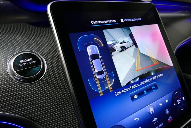 Mercedes-Benz C-KLASSE 300 e AMG Line / C63 AMG Diffuser / Panamericana Grille / Panoramadak / Elektr. verstelbare voorstoelen + memory / Digital Laser Light / Ambienteverlichting Plus / Keyless / Apple Carplay - Android Auto / Stoelverwarming / HUD / Stuurwielverwarming / Acht