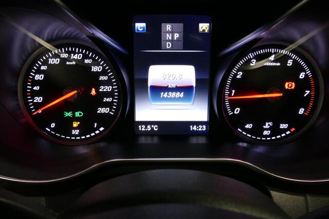 Mercedes-Benz C-KLASSE 180 AMG Line / Orig. Nederlands / C63s AMG Diffuser / Panamericana Grille / Carbon interieurdelen / Burmester Surround Sound / Elektr. verstelbare voorstoelen + memory / Ambienteverlichting / Stoelverwarming / Apple Carplay - Android Auto / 20'' LMV / Ach