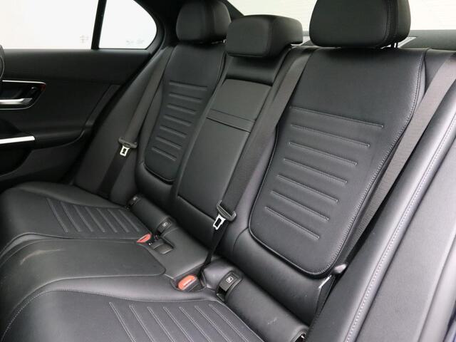 Mercedes-Benz C-KLASSE 300 e AMG Plug-In Hybride AMG Line | Night Pakket | Schuif-Kanteldak | Alarm | Sfeerverlichting | Dodehoek Assist. Inclusief 24 maanden Mercedes-Benz Certified garantie voor Europa.