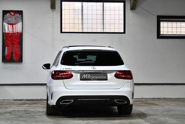 Mercedes-Benz C-KLASSE Estate 300 e | AMG | Night | Panoramadak | Apple Carplay | 20 inch | Dealeronderhouden |