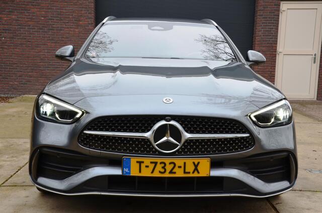 Mercedes-Benz C-KLASSE Estate 300 e AMG Line Automaat/Navi/Pdc/Ecc/Burmester 3D Surround Sound systeem/Rondomzicht camera/Stoelverwarming/Elektrisch verstelbare stoelen/Privacy-Glass/18-Inch Lmv