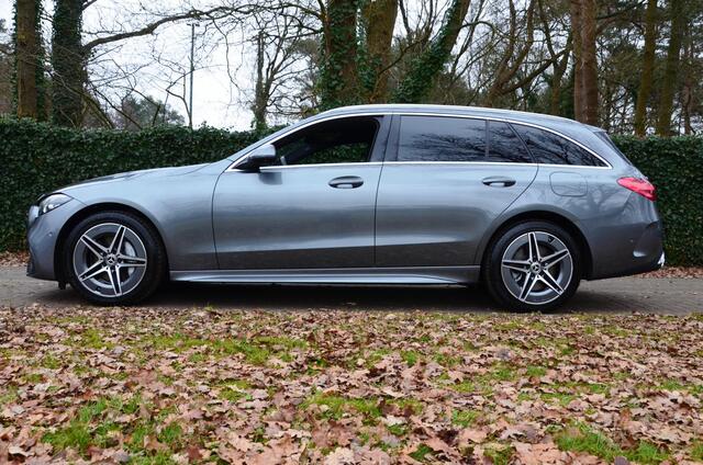 Mercedes-Benz C-KLASSE Estate 300 e AMG Line Automaat/Navi/Pdc/Ecc/Burmester 3D Surround Sound systeem/Rondomzicht camera/Stoelverwarming/Elektrisch verstelbare stoelen/Privacy-Glass/18-Inch Lmv