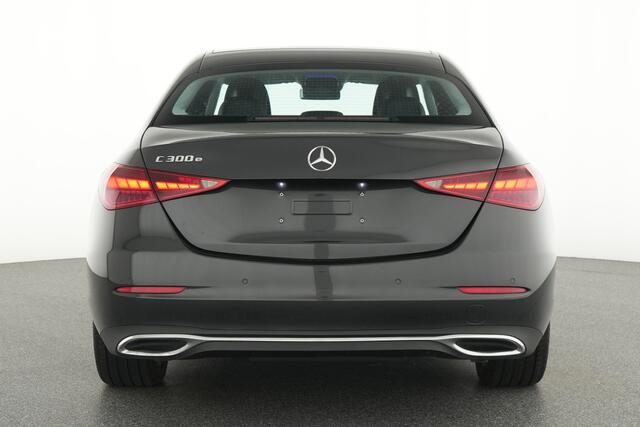 Mercedes-Benz C-KLASSE 300 e Plug-In Hybride | Trekhaak | Dode Hoek Ass | Sfeerverlichting | Car Play | Stoelverwarming | Parkeerpakket met Camera | Inclusief 24 maanden Mercedes-Benz Certified garantie voor Europa.