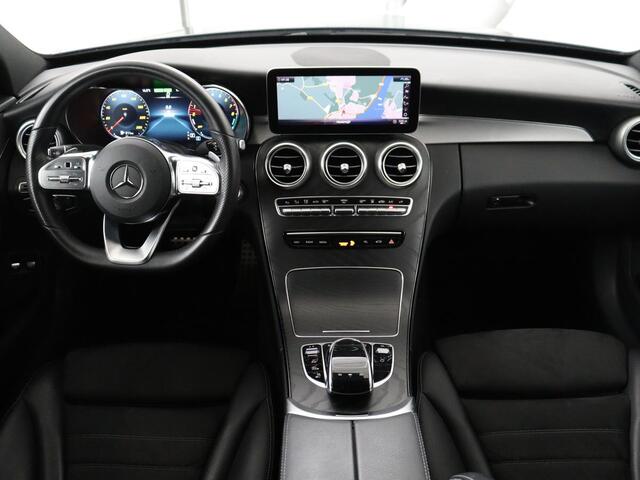 Mercedes-Benz C-KLASSE 300e AMG | Panoramadak | 360 Camera | Stoelverwarming | Leder/Alcantara | Carplay | Sfeerverlichting | Park Assist | Navigatie | Full LED | PHEV | Plug In