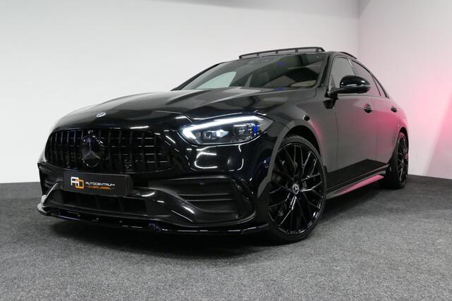Mercedes-Benz C-KLASSE 300 e AMG Line / C63S AMG Diffuser / Panamericana Grill / Panoramadak / Digital Light (Laser) / Ambienteverlichting / Rondomzichtcamera / Apple Carplay - Android Auto / Stoelverwarming / Lederen bekleding / Stuurwiel verwarming / Dodehoek detectie / 20'' 