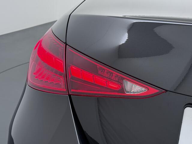 Mercedes-Benz C-KLASSE 200 AMG // Panoramadak // Trekhaak // Carplay // Camera // Nightpakket // Alarm // 19 inch // Sfeerverlichting