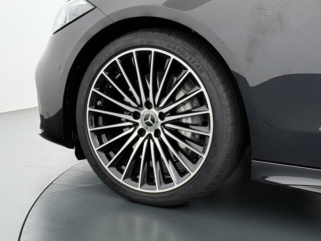 Mercedes-Benz C-KLASSE 200 AMG // Panoramadak // Trekhaak // Carplay // Camera // Nightpakket // Alarm // 19 inch // Sfeerverlichting