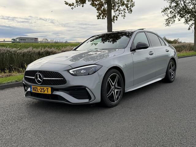 Mercedes-Benz C-KLASSE 180 Business Solution AMG | Panoramadak | Sportstoelen | Digital Light | 360 Camera | DAB | Ele.wegklapbare Trekhaak | Sfeerverlichting | Nightpakket | Spiegelpakket | Apple Carplay/Android Auto |