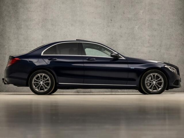 Mercedes-Benz C-KLASSE 350 e Sport 279Pk Automaat (SCHUIFDAK, NAVIGATIE, LUCHTVERING, CAMERA, GETINT GLAS, ELEK SPORTSTOELEN, STOELVERWARMING, SFEERVERLICHTING, NIEUWE APK, NIEUWSTAAT)