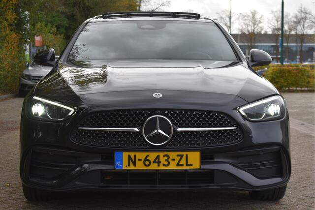 Mercedes-Benz C-KLASSE 300 e AMG Line 313 pk | NL-Auto | Trekhaak | Open dak | Virtual cockpit | Camera | Carplay | Sfeerverlichting | Full LED | LM-Velgen | NAP