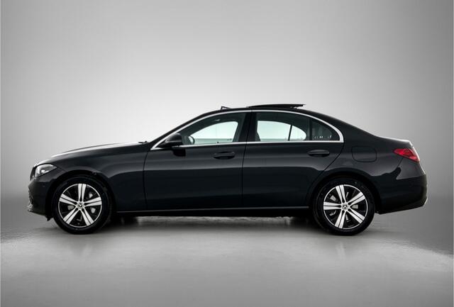 Mercedes-Benz C-KLASSE 300 e Business Solution | Warmtewerend, donkergetint glas | Trekhaak | Panoramaschuifdak | GUARD 360° Plus | Sierdelen diamantpatroon zilvergrijs | Sfeerverlichting | Smartphone-integratie |