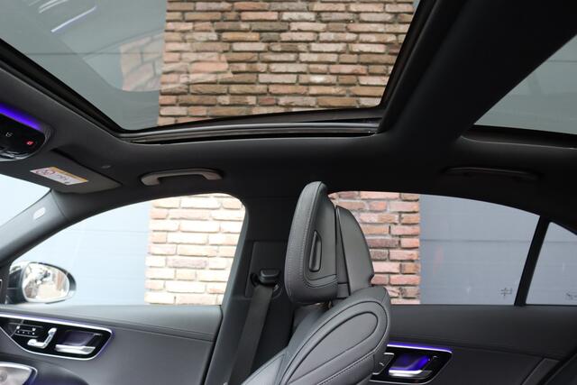 Mercedes-Benz C-KLASSE 300 e 4MATIC AMG Line | Distronic+ | Massage | Burmester | Panoramadak | Memory | Digital Light | HUD | Surround Camera | Augmented Reality | Verwarmd Stuurwiel |