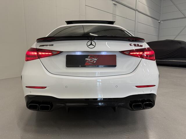 Mercedes-Benz C-KLASSE AMG 63 S E Performance PANO/TREKHAAK/BURMESTER/ACHTERAS-BESTURING/VENTILATIE+MEMORY/360CAMERA/20"AMG/LASER/ACC/OPALITHWEISS METALLIC/AUTO VERKEERT IN ABSOLUTE NIEUWSTAAT/BTW-AUTO