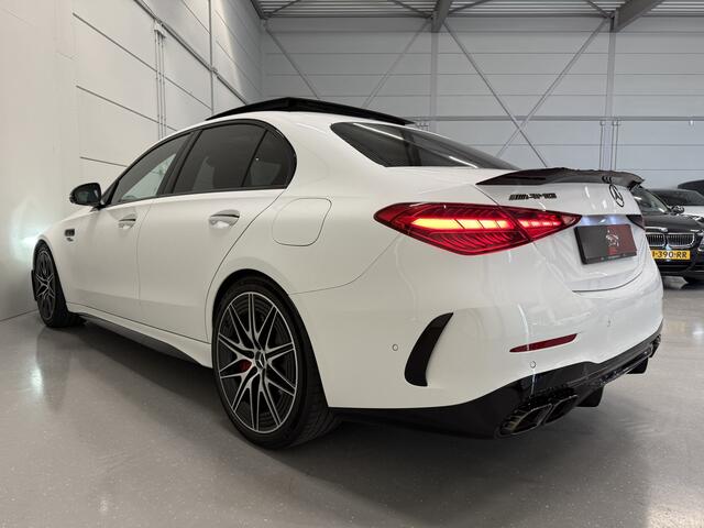 Mercedes-Benz C-KLASSE AMG 63 S E Performance PANO/TREKHAAK/BURMESTER/ACHTERAS-BESTURING/VENTILATIE+MEMORY/360CAMERA/20"AMG/LASER/ACC/OPALITHWEISS METALLIC/AUTO VERKEERT IN ABSOLUTE NIEUWSTAAT/BTW-AUTO