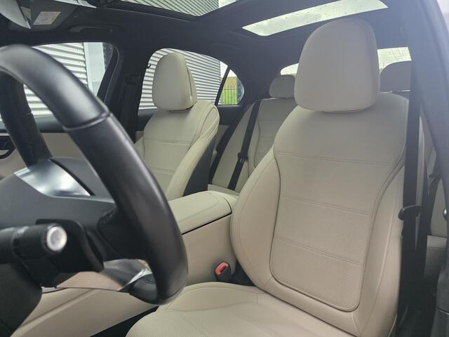 Mercedes-Benz C-KLASSE 300 e Luxury Line | Panoramaschuifdak | Distronic | Stoelverwarming | Achteruitrijcamera | Sfeerverlichting | Apple & Android Carplay