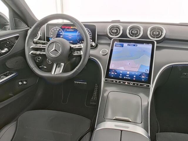 Mercedes-Benz C-KLASSE Estate 300 e AMG Plug-In Hybride AMG Line | Night Pakket | Panorama Schuif-Kanteldak | Trekhaak | Distronic | Stuur en Stoelverwarming. Inclusief 24 maanden Mercedes-Benz Certified garantie voor Europa.