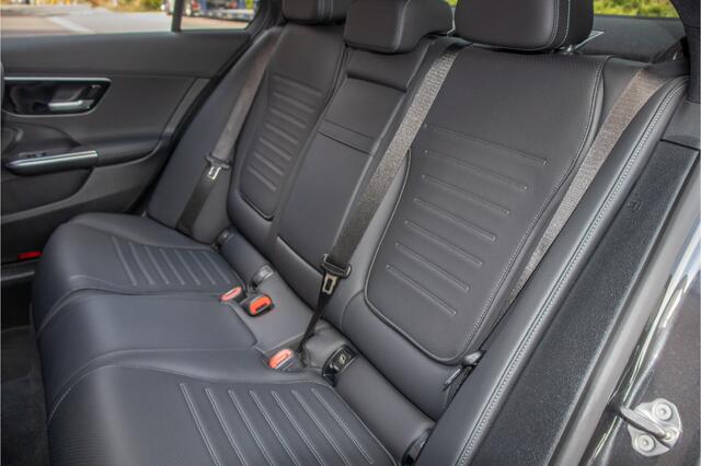 Mercedes-Benz C-KLASSE 180 AMG Line, Origineel NL, 360 Camera, Memory, Augmented Reality, Leder, Keyless, Sfeerverlichting.
