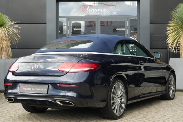 Mercedes-Benz C-KLASSE Cabrio 400 4MATIC AMG Prestige | 334PK | Burmester | Airscarf | 360° Een bijzonder fraaie Mercedes-Benz C 400 4MATIC Cabriolet met de krachtige 3.0 liter V6-benzinemotor, goed voor maar liefst 334 PK en 480 Nm koppel. Dankzij de 4MATIC vierwielaandrijving en d
