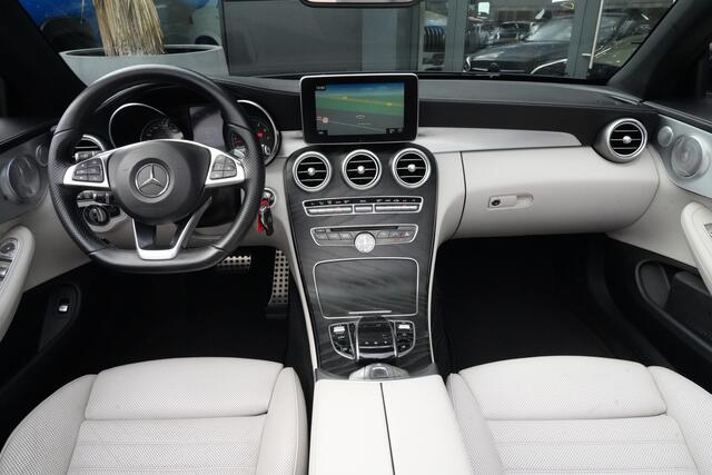 Mercedes-Benz C-KLASSE Cabrio 400 4MATIC AMG Prestige | 334PK | Burmester | Airscarf | 360° Een bijzonder fraaie Mercedes-Benz C 400 4MATIC Cabriolet met de krachtige 3.0 liter V6-benzinemotor, goed voor maar liefst 334 PK en 480 Nm koppel. Dankzij de 4MATIC vierwielaandrijving en d