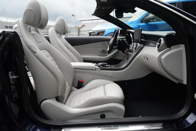 Mercedes-Benz C-KLASSE Cabrio 400 4MATIC AMG Prestige | 334PK | Burmester | Airscarf | 360° Een bijzonder fraaie Mercedes-Benz C 400 4MATIC Cabriolet met de krachtige 3.0 liter V6-benzinemotor, goed voor maar liefst 334 PK en 480 Nm koppel. Dankzij de 4MATIC vierwielaandrijving en d