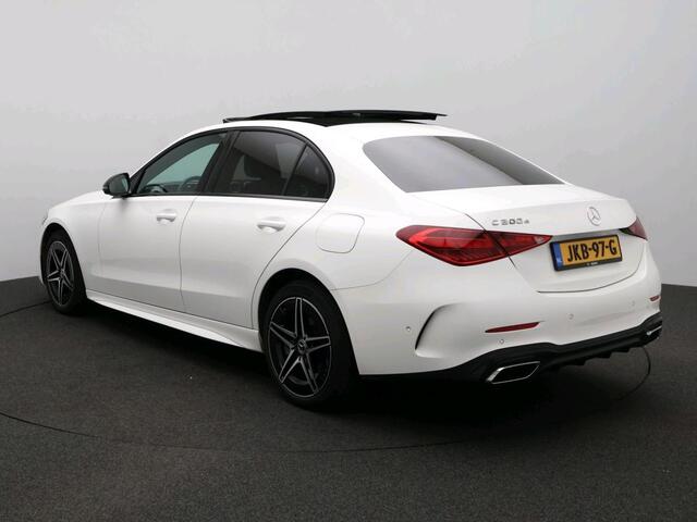 Mercedes-Benz C-KLASSE 300 e Business Solution AMG AMG Line | Night Pakket | Panorama Schuif-Kanteldak | Parkeerpakket met 360°-camera | Alarm | Sfeerverlichting. Inclusief 24 maanden MB Certified garantie voor Europa.