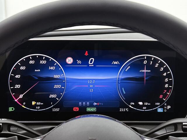 Mercedes-Benz C-KLASSE 300 e Business Solution Luxury | Winterpakket | Trekhaak | Panoramaschuifdak | Warmtewerend, donkergetint glas | GUARD 360° Plus | Sierdelen diamantpatroon zilvergrijs | 18 inch vijf-dubbelspaaks lichtmetalen velgen |