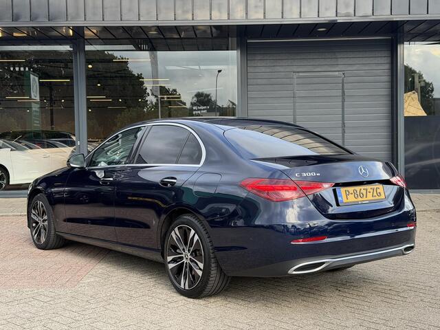 Mercedes-Benz C-KLASSE 300 e Luxury Line WEG KLAPBARE TREKHAAK | SFEER VERLICHTING | 360 GRADEN CAMERA | ELEKTRISCH VERSTELBARE STOELEN | STOELVERWARMING | STUURVERWARMING | STOELKOELING | PANORAMADAK | NAVIGATIE | LED | DODEHOEK DETECTIE | APPLE CARPLAY / ANDROID AUTO | ADAPTIEVE CRUISECONTROL |