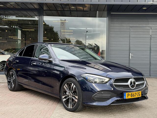 Mercedes-Benz C-KLASSE 300 e Luxury Line WEG KLAPBARE TREKHAAK | SFEER VERLICHTING | 360 GRADEN CAMERA | ELEKTRISCH VERSTELBARE STOELEN | STOELVERWARMING | STUURVERWARMING | STOELKOELING | PANORAMADAK | NAVIGATIE | LED | DODEHOEK DETECTIE | APPLE CARPLAY / ANDROID AUTO | ADAPTIEVE CRUISECONTROL |
