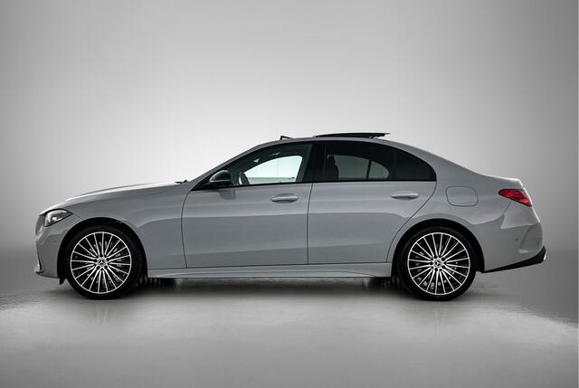 Mercedes-Benz C-KLASSE 300 e 140 Years Edition | Comfortpakket Plus | Nightpakket | Parkeerpakket met 360°-camera | Trekhaak | Panoramaschuifdak | Middenconsole metaalstructuur | DISTRONIC | GUARD 360° Plus | 19" multispaaks lichtmetalen AMG-velgen |