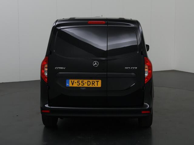 Mercedes-Benz CITAN 110 CDI Aut. | L2 | Pro | Cruisecontrol | Bumpers in Lakkleur | Regen- en Lichtsensor | Achterdeuren | Bluetooth + Telefoonhouder | Parkeercamera | Spraakassistent | Airco | LM Velgen | Certified