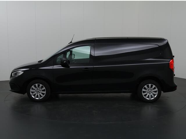 Mercedes-Benz CITAN 110 CDI Aut. | L2 | Pro | Cruisecontrol | Bumpers in Lakkleur | Regen- en Lichtsensor | Achterdeuren | Bluetooth + Telefoonhouder | Parkeercamera | Spraakassistent | Airco | LM Velgen | Certified