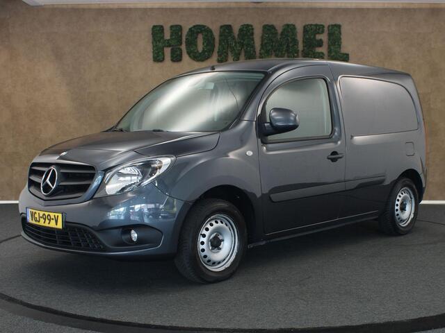 Mercedes-Benz CITAN 109 CDI BlueEFFICIENCY - ORIGINEEL NEDERLANDSE AUTO - VASTE 13 POLIGE TREKHAAK - TREKGEWICHT 675 KG - AFKOMSTIG VAN 2 EIGENAAR- BTW AUTO - PARKEERSENSOREN ACHTER - 1 SCHUIFDEUR - 2 DEUREN ACHTER - AIRCO - 2 PERSOONS UITVOERING - UNIVERSELE BLUETOOTH RADIO - ELEKTRISCHE RAMEN EN SPIEGELS - HOUTEN LAADVLOER - ZIJWAND EN BINNENDEUREN BETIMMERD -