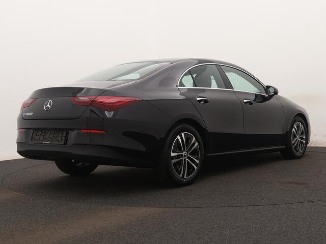 Mercedes-Benz CLA-KLASSE 180 Star Edition | Dodehoekassistent | KEYLESS GO | Parkeerpakket met achteruitrijcamera | USB pakket plus | Spiegelpakket | Verwarmde stoelen vooraan |