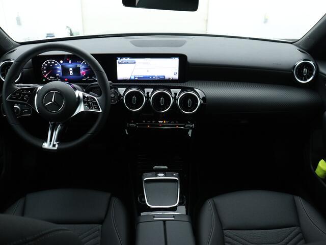 Mercedes-Benz CLA-KLASSE 180 Star Edition | Dodehoekassistent | KEYLESS GO | Parkeerpakket met achteruitrijcamera | USB pakket plus | Spiegelpakket | Verwarmde stoelen vooraan |