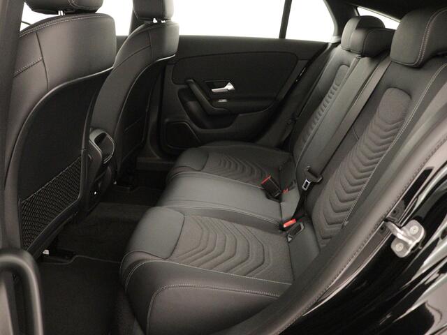 Mercedes-Benz CLA-KLASSE Shooting Brake 180 Star Edition | Dodehoekassistent | EASY PACK achterklep | Parkeerpakket met achteruitrijcamera | USB pakket plus | Zitcomfortpakket | Spiegelpakket | Verwarmde stoelen vooraan |