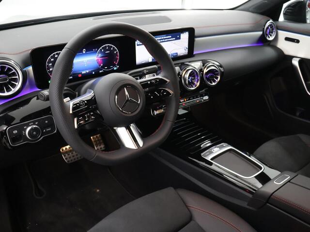 Mercedes-Benz CLA-KLASSE Shooting Brake 180 Star Edition AMG NIGHT | Panoramadak | Dodehoekassitent | Apple Carplay | MultiBeam LED | Sfeerverlichting | Stoelverwarming |