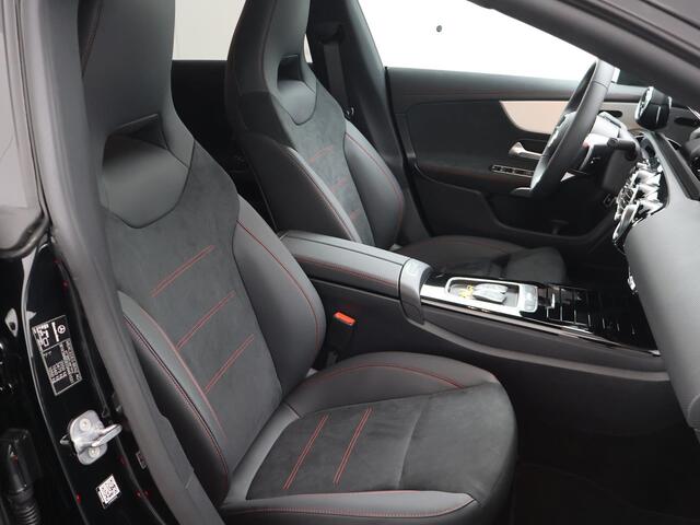 Mercedes-Benz CLA-KLASSE Shooting Brake 180 Star Edition AMG NIGHT | Panoramadak | Dodehoekassitent | Apple Carplay | MultiBeam LED | Sfeerverlichting | Stoelverwarming |