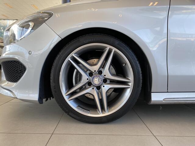 Mercedes-Benz CLA-KLASSE 180 Ambition,AMG Line,Automaat,Navigatie,Parkeerassistent,Trekhaak,Half Leder/Alcantara,Climate&Cruisecontrol,Keyless Entry,Bluetooth met Spraakbediening,18 Inch Lmv