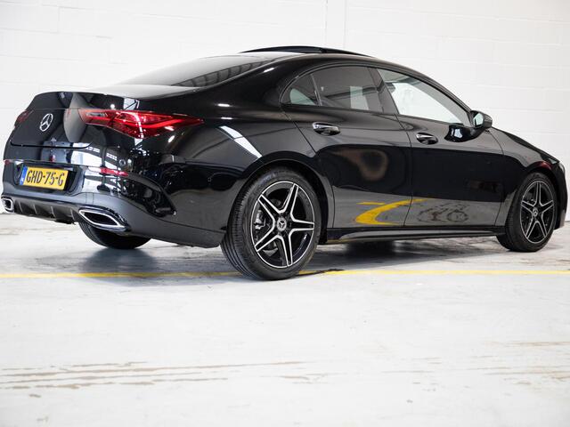 Mercedes-Benz CLA-KLASSE 180 AMG Line Panorama dak