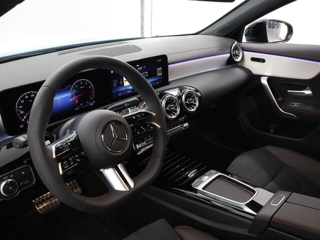 Mercedes-Benz CLA-KLASSE Shooting Brake 180 AMG Line | Panoramaschuifdak in glas | Sfeerverlichting | Achteruitrijcamera | (19 inch) multispaaks | Nightpakket |