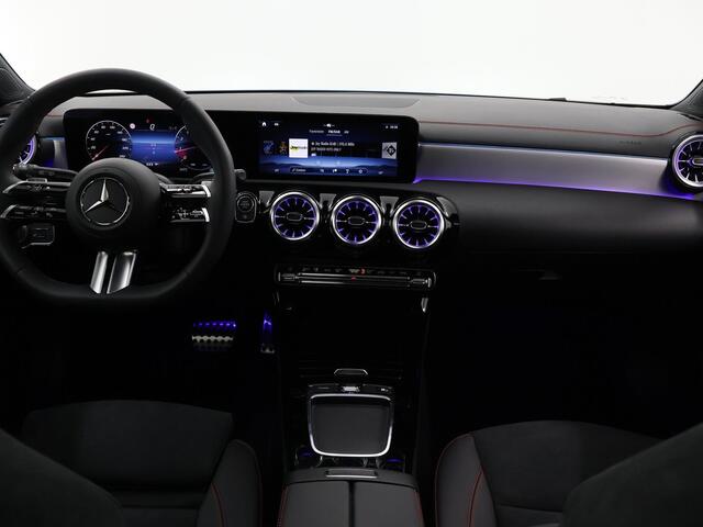 Mercedes-Benz CLA-KLASSE Shooting Brake 180 AMG Line | Panoramaschuifdak in glas | Sfeerverlichting | Achteruitrijcamera | (19 inch) multispaaks | Nightpakket |