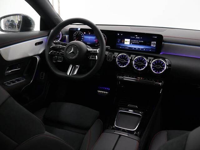 Mercedes-Benz CLA-KLASSE Shooting Brake 180 AMG Line | Panoramaschuifdak in glas | Sfeerverlichting | Achteruitrijcamera | (19 inch) multispaaks | Nightpakket |