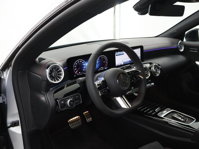 Mercedes-Benz CLA-KLASSE 250e AMG line | Panoramadak | 19 inch | Keyless go | Sfeerverlichting | Achteruitrijcamera |