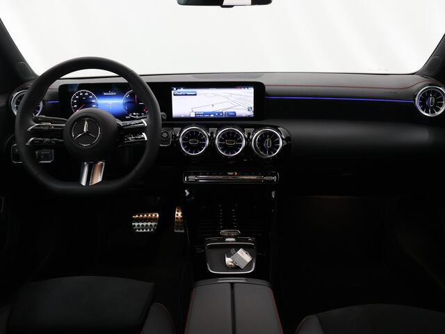 Mercedes-Benz CLA-KLASSE 250e AMG line | Panoramadak | 19 inch | Keyless go | Sfeerverlichting | Achteruitrijcamera |